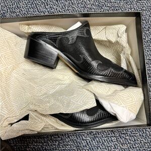 Slip on pointed toe mules